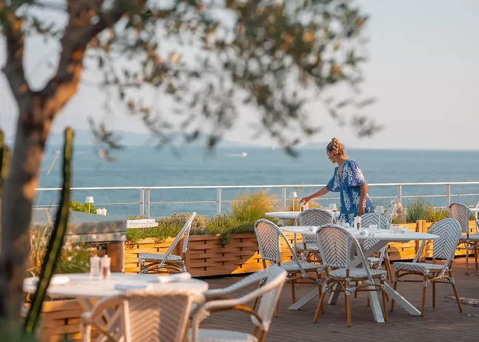 فندق Les Roches - Relais & Chateaux لو لا فاندو